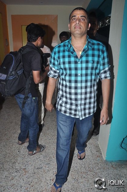 Pilla-Nuvvu-Leni-Jeevitham-Movie-Team-Visits-Viswanath-Theatre